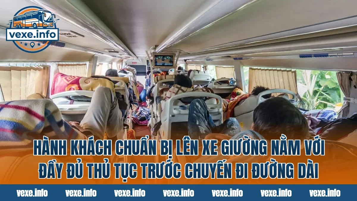 Hành khách chuẩn bị lên xe giường nằm với đầy đủ thủ tục trước chuyến đi đường dài