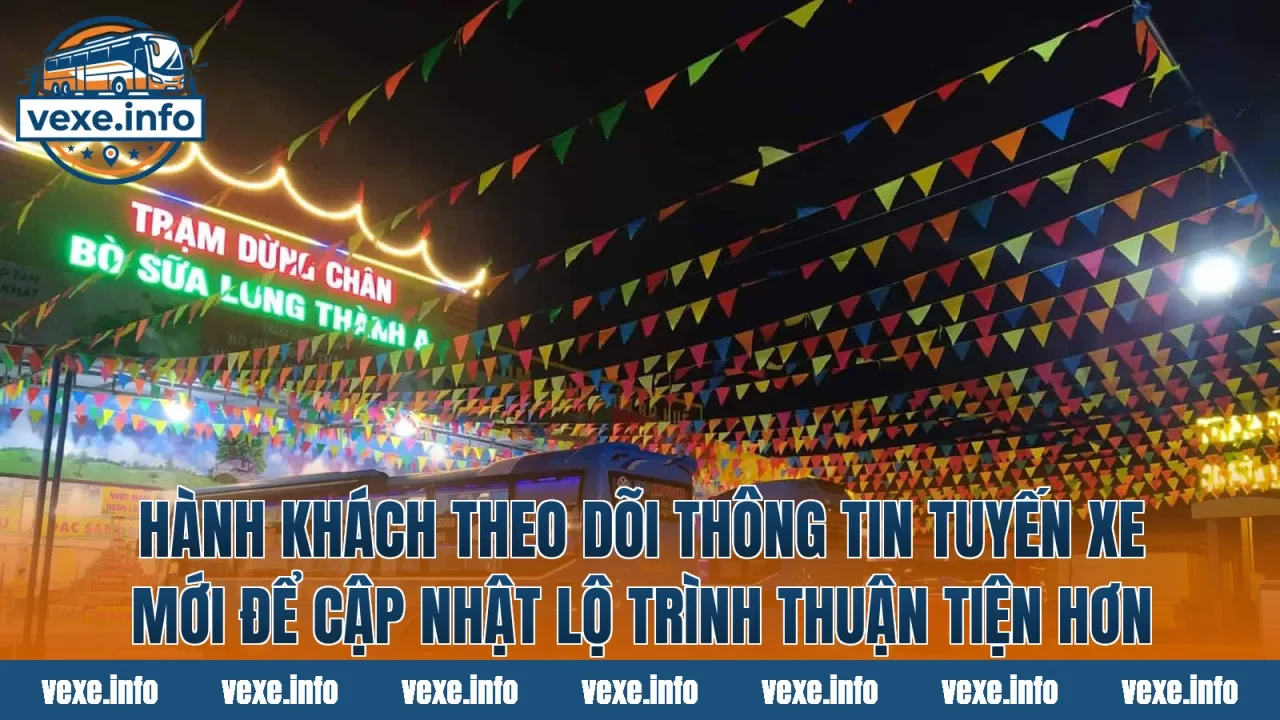 Hành khách theo dõi thông tin tuyến xe mới để cập nhật lộ trình thuận tiện hơn